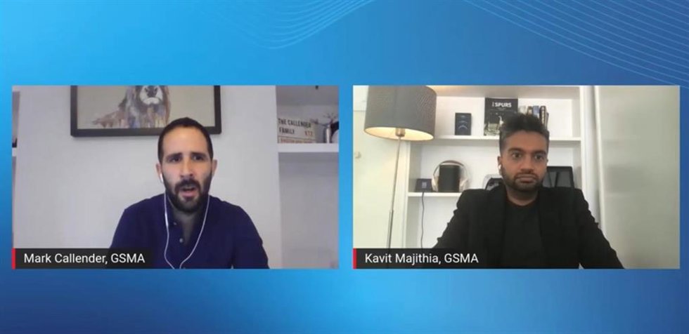 El director de márketing de la organizadora GSMA, Mark Callender, y el editor de contenidos, Kavit Majithia
