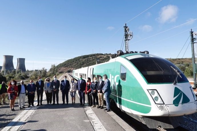 Autoridades en el primer viaje en pruebas por la variante de Pajares