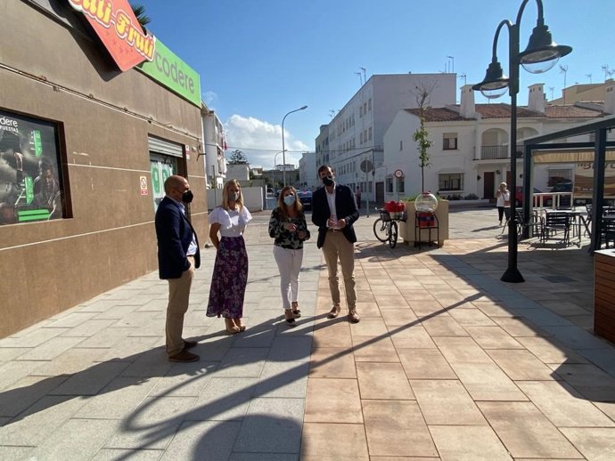 Irene García con el alcalde de Tarifa.