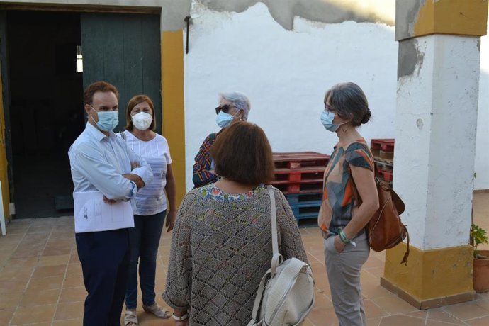 El diputado de Bienestar Social de la Diputación de Cádiz, David de la Encina, durante el encuentro con la asociación de familiares de Alzheimer AFA El Puerto.