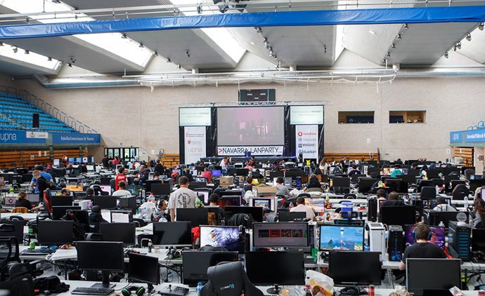 Archivo - Una imagen de los participantes en la Navarra LAN Party, celebrada presencialmente hace dos años en la UPNA.