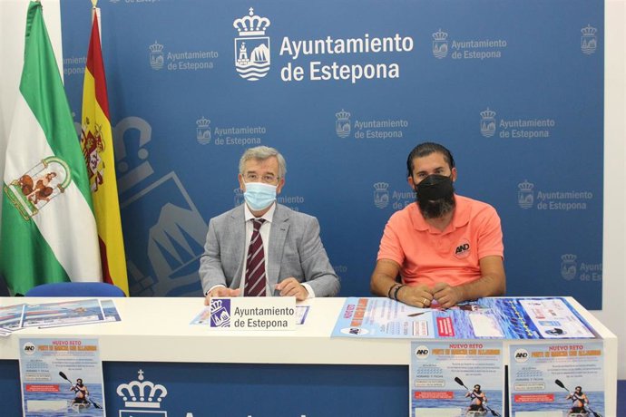 El alcalde de Estepona (Málaga), José María García Urbano, y el deportista adaptado Alejandro Navarro, en rueda de prensa para presentar un proyecto benéfico