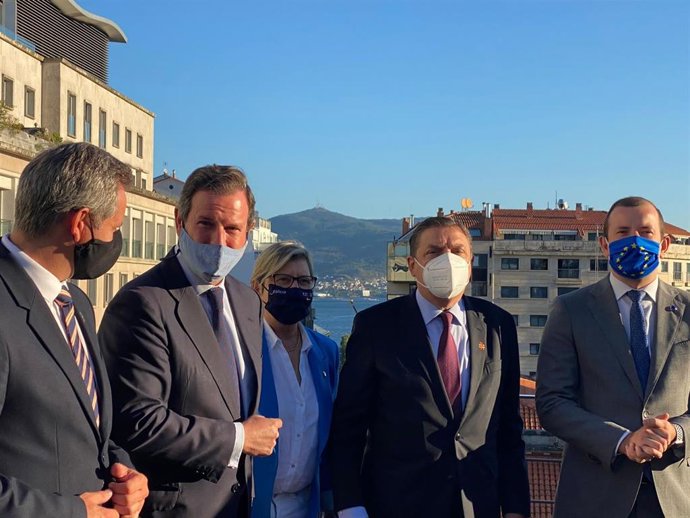 El secretario general de Cepesca, Javier Garat, junto al comisario europeo Sinkevicius