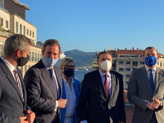 El secretario general de Cepesca, Javier Garat, junto al comisario europeo Sinkevicius