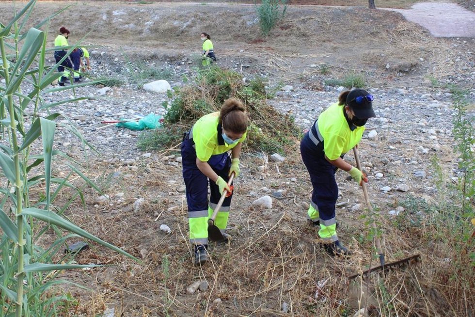 Operarias contratadas en Fuengirola para el arreglo de los cauces de cara a la temporada de lluvias
