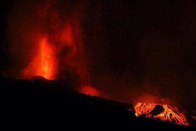 Una boca eruptiva expulsa lava y piroclastos en la zona de Cabeza de Vaca, a 19 de septiembre de 2021, en El Paso, La Palma, Santa Cruz de Tenerife, Islas Canarias, (España). La erupción volcánica iniciada ayer a las 16 horas en la zona de Cabeza de Vaca 