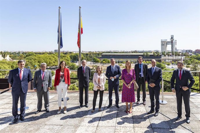 El comisario europeo Johannes Hahn conoce la ubicación de la nueva sede del JRC. Le acompañana, entre otros, la vicepresidenta segunda del Gobierno, Nadia Calviño.