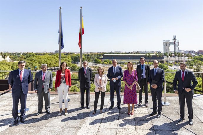 El comisario europeo Johannes Hahn conoce la ubicación de la nueva sede del JRC. Le acompañana, entre otros, la vicepresidenta segunda del Gobierno, Nadia Calviño.