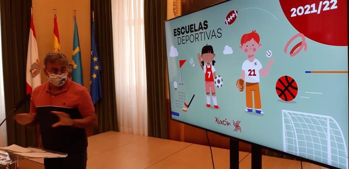 El concejal de Actividad Física y Deporte del Ayuntamiento gijonés, José Ramón Tuero, durante la presentación en el Ayuntamiento de las Escuelas Deportivas para el curso 2021/2022