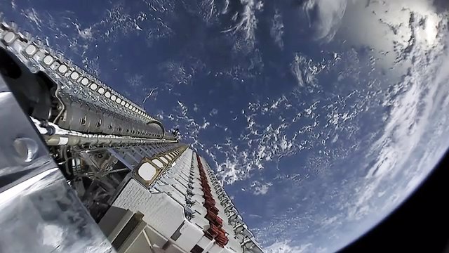 Ristra de satélites Starlink antes de ser puestos en órbita