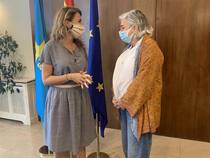 La alcaldesa de Gijón, Ana González (PSOE), durante la reunión con la ministra de Transportes, Movilidad y Agenda Urbana, Raquel Sánchez