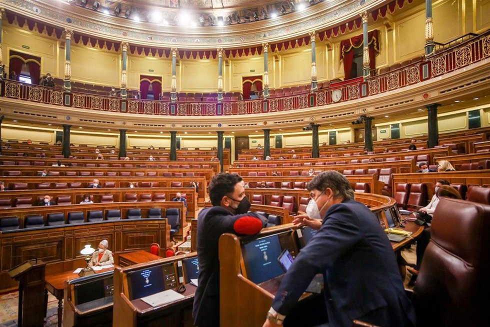Archivo - El responsable en materia de energía del PP, Guillermo Mariscal, conversa con su compañero Carlos Rojas durante una sesión Plenaria en el Congreso