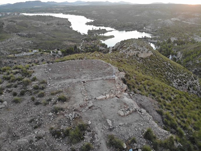 Investigadores de la UA descubren un gran almacén en el yacimiento protohistórico de Los Almadenes