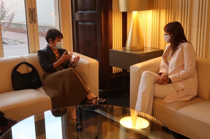 La presidenta del Parlament, Laura Borrs, y la síndica general del Consell General del Principat d'Andorra, Roser Suñé, en el Parlament.