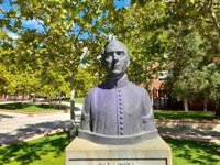 El Ayuntamiento de Zaragoza limpia y repara la escultura vandalizada del diplomático 'El Ángel de Budapest'