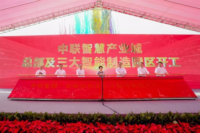 China Zoomlion holds ceremony on September 17, kicking off constructions on the headquarters building, the hoisting machinery park, the concrete pumping machinery park, and the aerial-work machinery park of its "smart industry city" project.