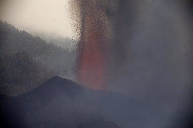 Una boca eruptiva expulsa lava y piroclastos en la zona de Cabeza de Vaca, a 20 de septiembre de 2021, en El Paso, La Palma, Santa Cruz de Tenerife, Islas Canarias, (España). La erupción volcánica iniciada ayer a las 16 horas en la zona de Cabeza de Vaca 
