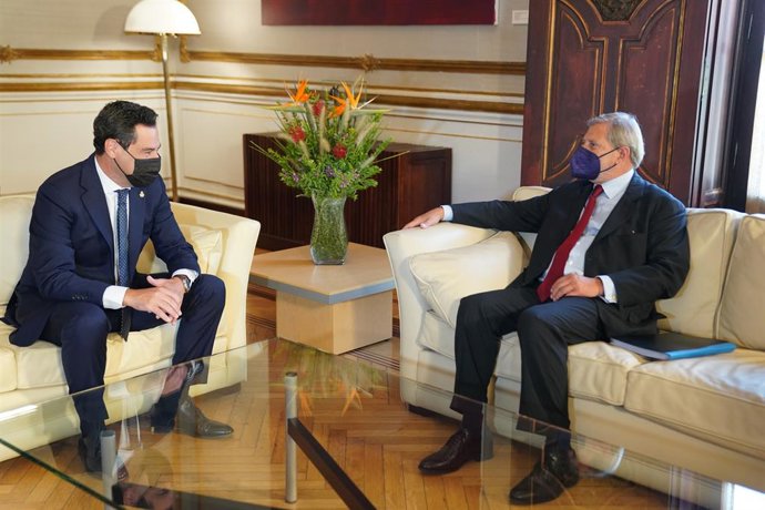 El presidente de la Junta de Andalucía, Juanma Moreno, en su reunión este lunes en Sevilla con el comisario europeo de Presupuesto y Administración, Johannes Hahn.