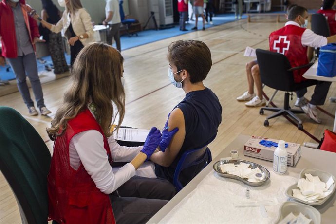 Una voluntaria de Cruz Roja administra una dosis de la vacuna contra el Covid-19 a un estudiante universitario en el campus de Ciudad Universitaria, a 14 de septiembre de 2021, en Madrid, (España). 