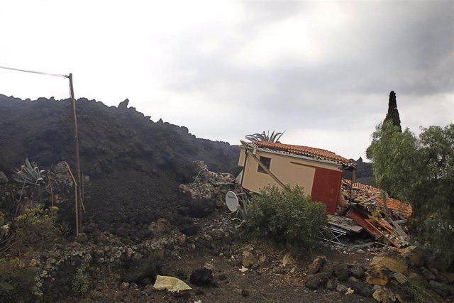 Una casa en el momento que es destruida por una colada de la lava del volcán en La Palma