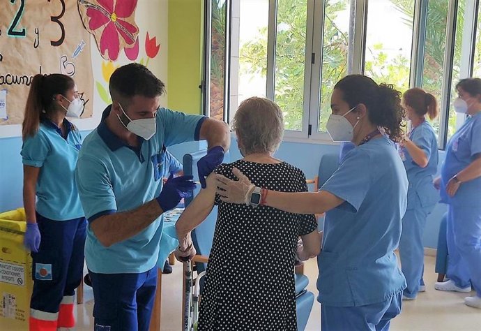 Usuarios de la Residencia Virgen del Rosario de Roquetas de Mar (Almería) reciben la tercera dosis de vacuna contra el covid-19.