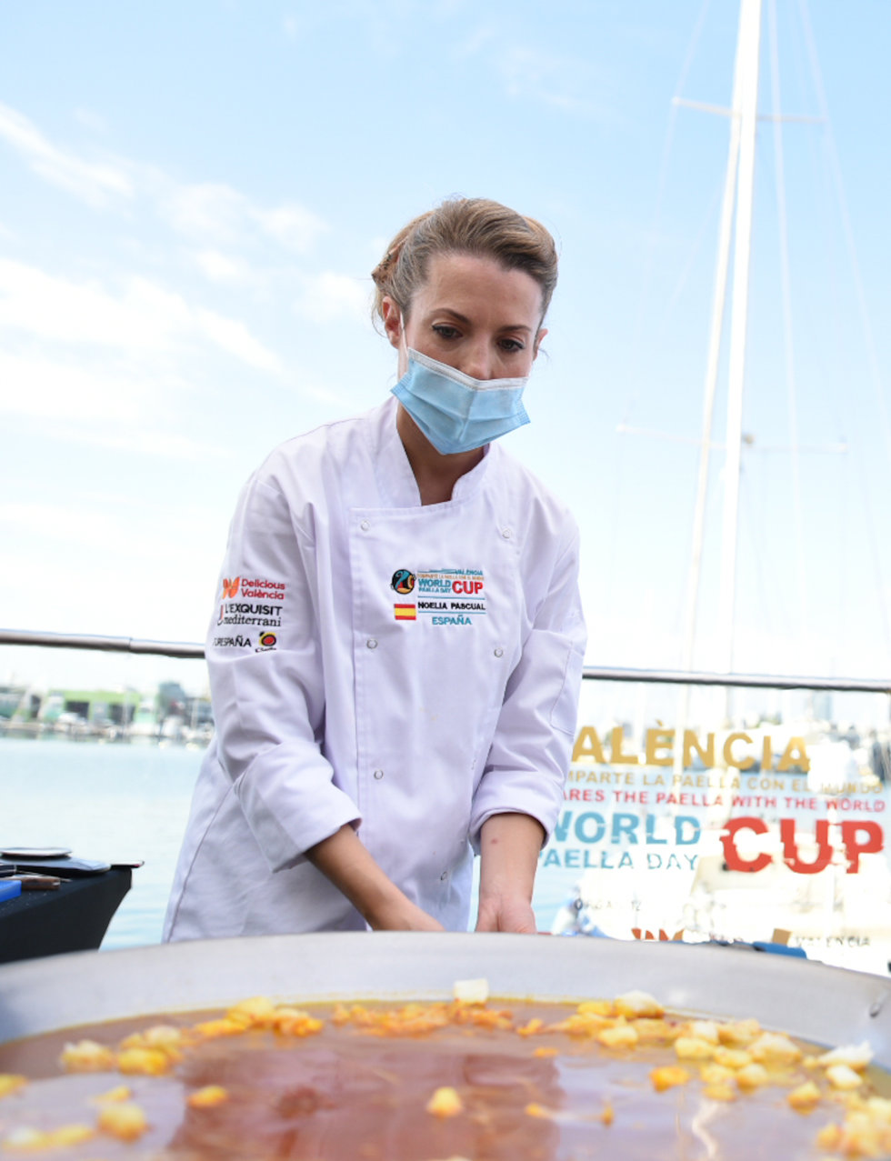 Una chef hace una paella, en la IV edición del World Paella Day 2021, con motivo del día internacional de la Paella, en la Marina de Valencia, a 20 de septiembre de 2021, en Valencia, Comunidad Valenciana (España). Durante el evento, 10 chefs competirán