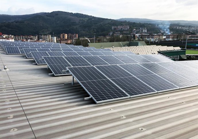 Archivo - Paneles solares en el polideportivo de Artunduaga en Basauri.