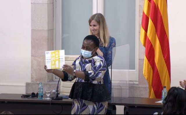 La activista congoleña Julienne Lusenge recibe el Premio ICIP Constructors de Pau 2020 en el Parlament, en un acto el lunes 20 de septiembre de 2021 en la Cámara catalana.