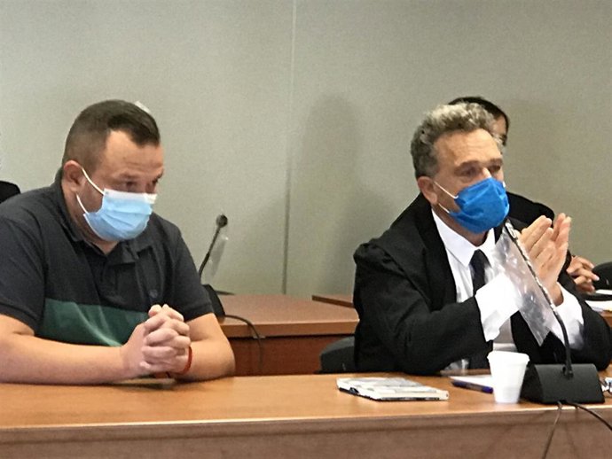 El acusado de intentar matar a su padre junto a su abogado defensor