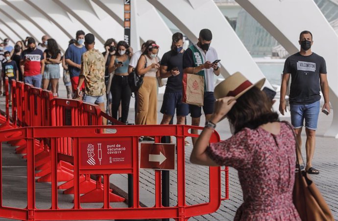 Archivo - Arxiu - Una fila de persones espera per a rebre la vacuna contra el Covid-19 en el dispositiu engegat en la Ciutat de les Arts i les Cincies