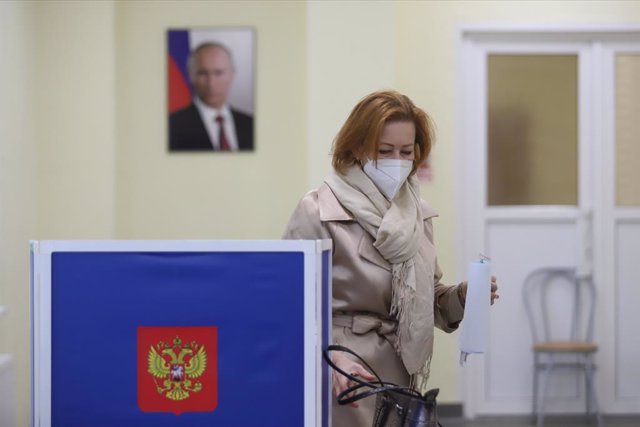 19 September 2021, Russia, Saint Petersburg: A woman votes during the parliamentary and local elections in Russia. Photo: Sergei Mikhailichenko/SOPA Images via ZUMA Press Wire/dpa