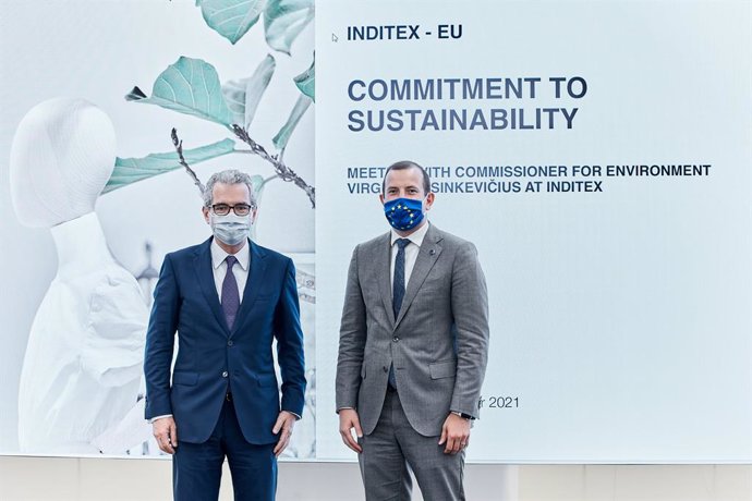 El comisario de Medio Ambiente, Océanos y Pesca de la Unión Europea, Virginijus Sinkevicius, y el presidente de Inditex, Pablo Isla