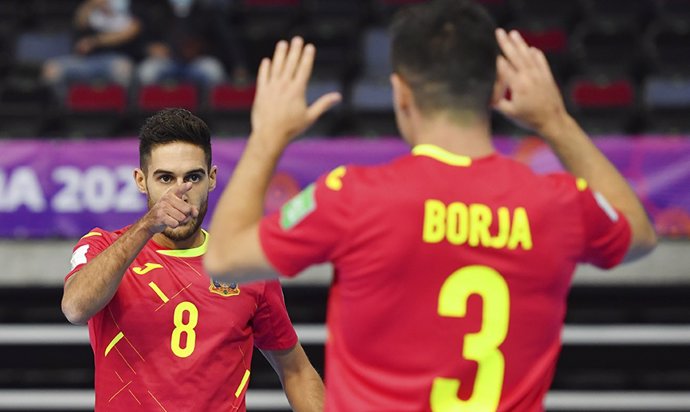 Adolfo celebra con Borja uno de los goles de la selección española ante Angola en el Mundial de Fútbol Sala 2021