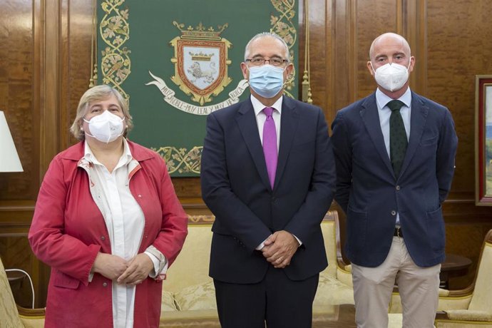 El alcalde de Pamplona con representantes de la Asociación Nuevo Futuro