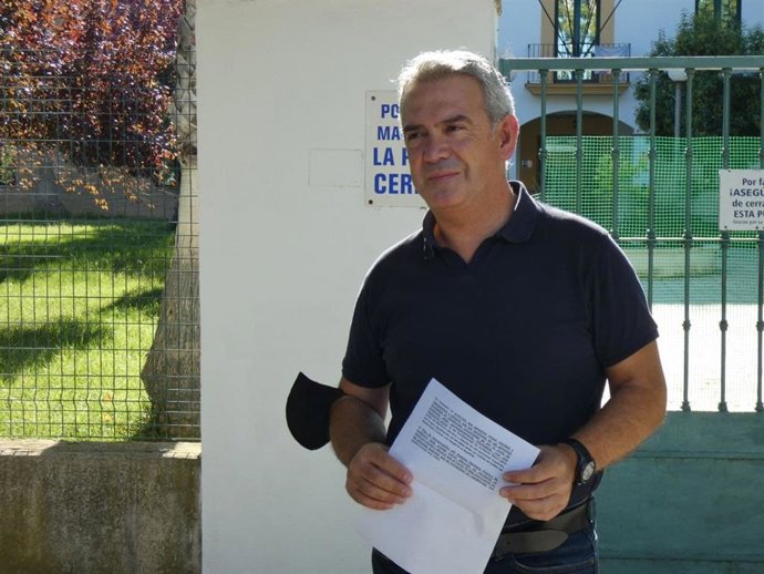 El portavoz astigitano de IU ante la residencia