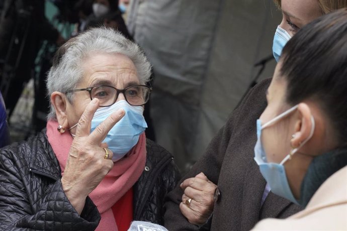 Archivo - Nieves Cabo Vidal, una mujer de 82 años residente del centro de mayores Porta do Camiño de Santiago, ha sido la primera persona en recibir la vacuna contra la Covid-19 en Galicia, en Santiago de Compostela (Galicia, España), a 27 de diciembre 