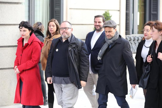 Archivo - Los dipitados de En Comú Podem, Mar Garcia (1i), Joan Mena (3i), Jaume Asens (3d) y Aina Vidal (2d), a su llegada a la sesión de constitución de las Cortes para la XIV Legislatura en el Congreso de los Diputados, Madrid (España), a 3 de diciem