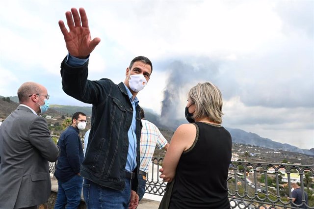 El presidente del Gobierno, Pedro Sánchez, visita las zonas afectadas por la erupción del volcán en La Palma.