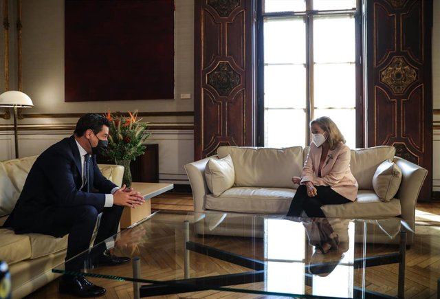El presidente de la Junta de Andalucía, Juanma Moreno, se reúne con la vicepresidenta primera del Gobierno y ministra de Asuntos Económicos y Transformación Digital, Nadia Calviño a 20 de septiembre del 2021 en el Palacio de San Telmo Sevilla (Andalucía)