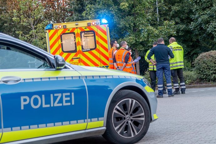 Archivo - 08 August 2021, Baden-Wuerttemberg, Karlsruhe: Emergency personnel stand by an ambulance at the parking lot of an office building at the Durlach district in Karslruhe. More than 20 people were injured in an alleged pepper spray attack at a bui