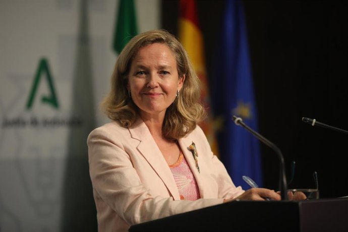 La vicepresidenta primera del Gobierno y ministra de Asuntos Económicos y Transformación Digital, Nadia Calviño, este lunes en su comparecencia tras la reunión mantenida con el presidente de la Junta de Andalucía, Juanma Moreno.