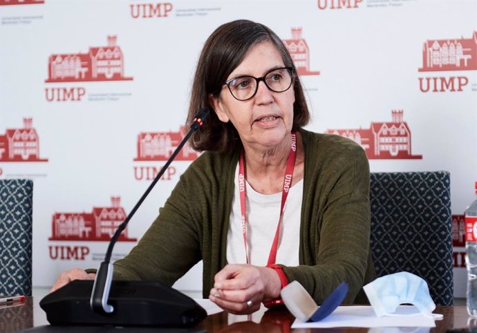 Archivo - La rectora de la UIMP. María Luz Morán, en rueda de prensa en Santander