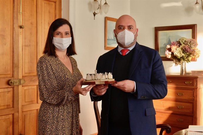 Archivo - La alcaldesa de Santander, Gema Igual, con el embajador en España de Emiratos Árabes, Majid Al Suwaidi