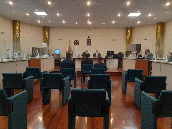 Acusado de liderar una organización dedicada a la prostitución de mujeres extranjeras, junto a sus dos hijos también procesados, en el juicio contra ellos en la Audiencia de Cantabria
