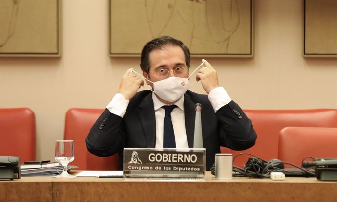 El ministro de Asuntos Exteriores, Unión Europea y Cooperación, José Manuel Albares, se pone la mascarilla durante una comparecencia en una rueda de prensa sobre la crisis de Afganistán, a 30 de agosto de 2021, en Madrid, (España). Durante la comparecen
