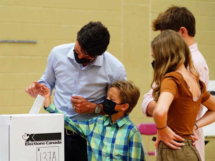 20 September 2021, Canada, Montreal: Canadian Prime Minister and Liberal Party leader Justin Trudeau casts his vote as his family stands next to him during the 44th federal general election. Photo: Sean Kilpatrick/The Canadian Press via ZUMA/dpa