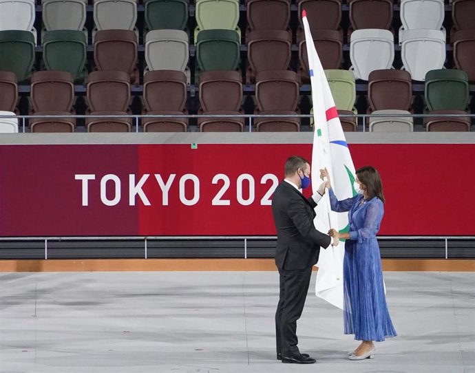 Andrew Parsons entrega la bandera del Comité Paralímpico Internacional a Anne Hidalgo, alcaldesa de París, durante la Ceremonia de Clausura de Tokyo 2020
