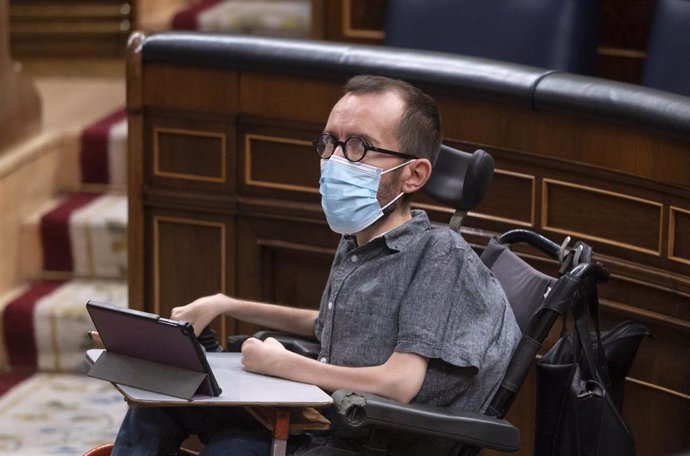 El portavoz de Unidas Podemos en el Congreso, Pablo Echenique, durante una sesión plenaria en el Congreso de los Diputados, a 13 de septiembre de 2021, en Madrid (España). 