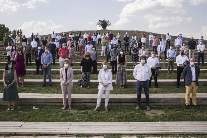 Archivo - La presidenta de la gestora del PSOE-M, Isaura Leal (c), interviene en una comparecencia para hacer balance en la mitad de la legislatura municipal, a 14 de junio de 2021, en Dama del Manzanares, Madrid, (España). 