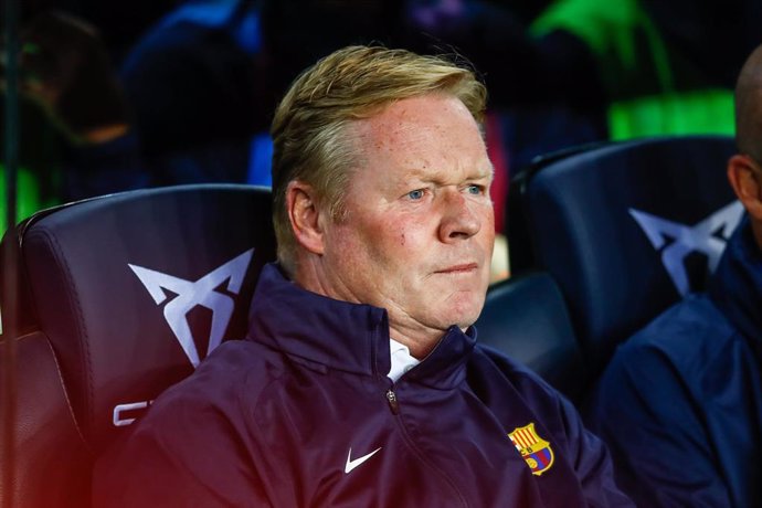 Ronald Koeman sentado en el banquillo del Camp Nou durante el FC Barcelona-Granada